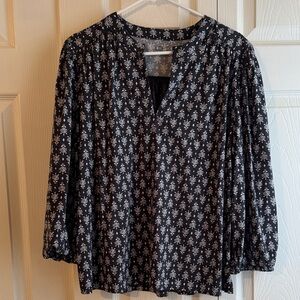 LOFT Gray/Black and White Floral Split V-Neck Blouse
